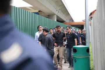 DITANGKAP: Suspek yang merupakan seorang lelaki warga Bangladesh berusia 29 tahun ditangkap di Muscat Street di Kampong Glam, di kawasan tempat tinggalnya.