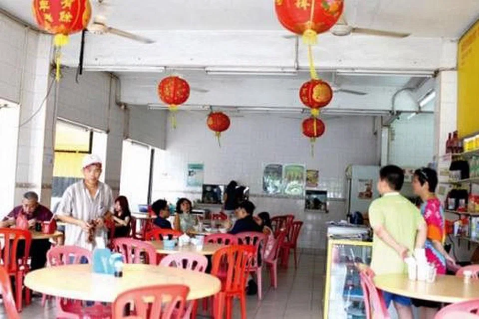 MASIH TERUS DIBUKA: Banyak pemilik perniagaan membuka perniagaan mereka sewaktu Tahun Baru Cina berikutan kelembapan ekonomi. Pada Tahun Baru Cina sebelum ini, ramai peniaga menutup perniagaan mereka sehingga seminggu. - Foto MALAY MAIL