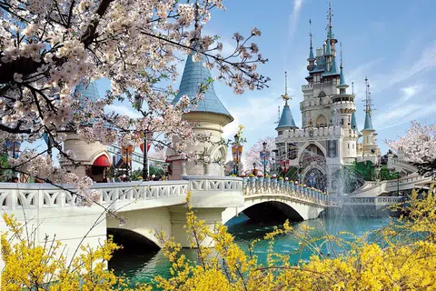 BAGAI DALAM ISTANA: Lotte World Adventure Busan: Magic Forest membawa anda ‘terbang’ ke alam fantasi dengan beberapa permainan ‘roller-coaster’ yang boleh anda naiki jika ingin rasakan pecutan adrenalina.