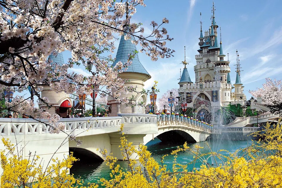 BAGAI DALAM ISTANA: Lotte World Adventure Busan: Magic Forest membawa anda ‘terbang’ ke alam fantasi dengan beberapa permainan ‘roller-coaster’ yang boleh anda naiki jika ingin rasakan pecutan adrenalina.
