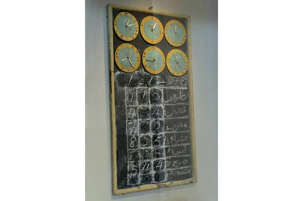 CARTA SOLAT: Carta papan hitam ini menunjukkan waktu solat yang ditulis menggunakan kapur. Ia pernah dipaparkan di Masjid Wak Sumang di Punggol. Masjid itu kini tidak wujud lagi.