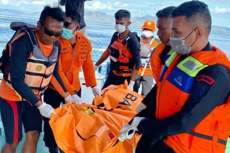 Para anggota penyelamat membawa mayat pelancong Sepanyol, Fernando Martin Carreras, selepas ditemui terapung di perairan Pulau Rinca, kira-kira dua kilometer daripada lokasi kemalangan pada 26 Disember 2025.