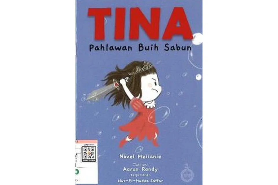 Tina Pahlawan Buih Sabun: Tina gembira bermain dengan kawan-kawan. Akan tetapi lumpur melekat pada badan Tina! Dapatkah Tina menghilangkan semua kotoran?
Nombor Panggilan: J P MEI