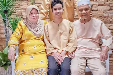 Selain menjaga anaknya, Encik Adyan Mohammed Raziff (duduk, tengah), Encik Mohammed Raziff Abdul Hamid (berdiri di tengah), juga menjadi penjaga utama ibu bapanya, Cik Misnia Mahsom (duduk di kiri) dan Encik Abd Hamid Supa’at.