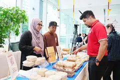 Encik Muhammad Hafiz Saari (dua dari kiri) dan isteri, Cik Elmi Nurfianty Ramlan, mengendalikan perniagaan dari rumah (HBB) B.Witched, menjual sandwic dan ‘coney dog’. Malah semangat pasangan itu tetap kuat meskipun Cik Elmi turut disahkan mengalami masalah jantung.