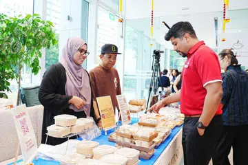 Encik Muhammad Hafiz Saari (dua dari kiri) dan isteri, Cik Elmi Nurfianty Ramlan, mengendalikan perniagaan dari rumah (HBB) B.Witched, menjual sandwic dan ‘coney dog’. Malah semangat pasangan itu tetap kuat meskipun Cik Elmi turut disahkan mengalami masalah jantung.