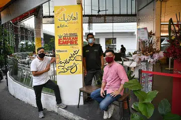 YAKIN HARUNGI CABARAN: 'Tulang belakang' Makan Empire, Encik Noorman Mubarak (kanan), Encik Andin Saifullah Achmad (kiri) dan Encik Hamdan Zakaria (tengah). - Foto BH oleh ARIFFIN JAMAR
