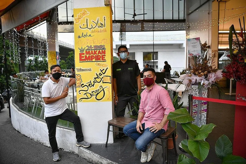 YAKIN HARUNGI CABARAN: 'Tulang belakang' Makan Empire, Encik Noorman Mubarak (kanan), Encik Andin Saifullah Achmad (kiri) dan Encik Hamdan Zakaria (tengah). - Foto BH oleh ARIFFIN JAMAR