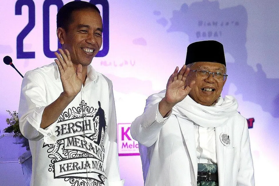 GADINGAN 'IDAMAN'?: Presiden Jokowi (kiri) memilih seorang agamawan yang berusia 75 tahun, Kiayi Haji Ma'ruf Amin (kanan), sebagai calon naib presiden bagi Pilihan Raya Presiden negara itu yang dijadualkan tahun depan. - Foto EPA