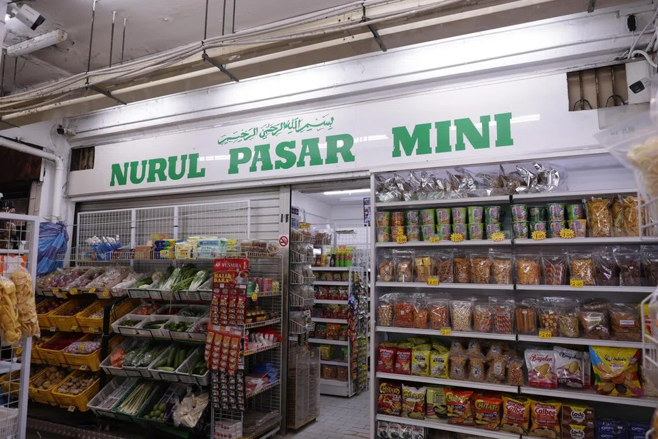 Sebuah kedai runcit bersebelahan, Nurul Pasar Mini, tidak terjejas dalam kebakaran tersebut, kata pemiliknya, Encik Fahzil Roslan. 