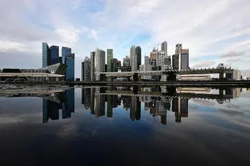 TARIK PELABUR: Singapura sebagai sebuah hab kewangan yang stabil berjaya menarik banyak pelabur dari luar negara yang menganggap negara ini sebuah lokasi yang selamat dan boleh dipercayai. - Foto fail