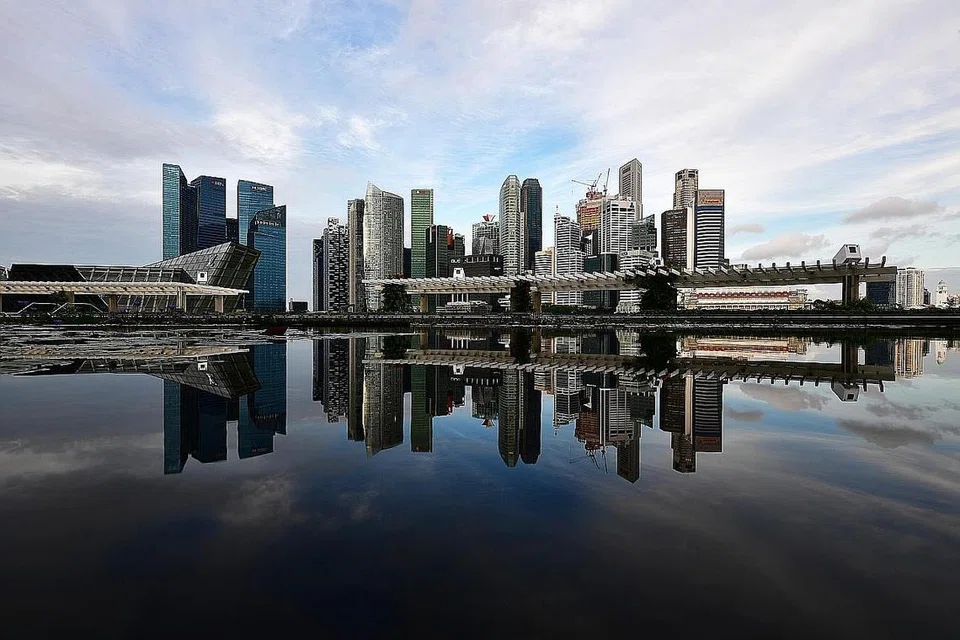 TARIK PELABUR: Singapura sebagai sebuah hab kewangan yang stabil berjaya menarik banyak pelabur dari luar negara yang menganggap negara ini sebuah lokasi yang selamat dan boleh dipercayai. - Foto fail