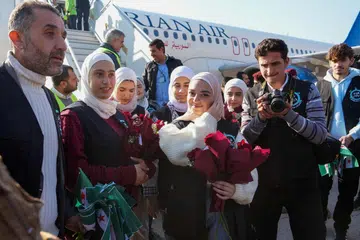 Penumpang turun dari pesawat Syrian Air yang tiba dari Damsyik, di lapangan terbang bandar utara Aleppo pada 18 Disember. Ini merupakan penerbangan pertama sejak kejatuhan mantan Presiden Syria, Encik Bashar al-Assad. Wartawan agensi berita, AFP, melaporkan bahawa penerbangan itu berlepas dari lapangan terbang Damsyik ke Aleppo dengan 32 penumpang, termasuk wartawan.