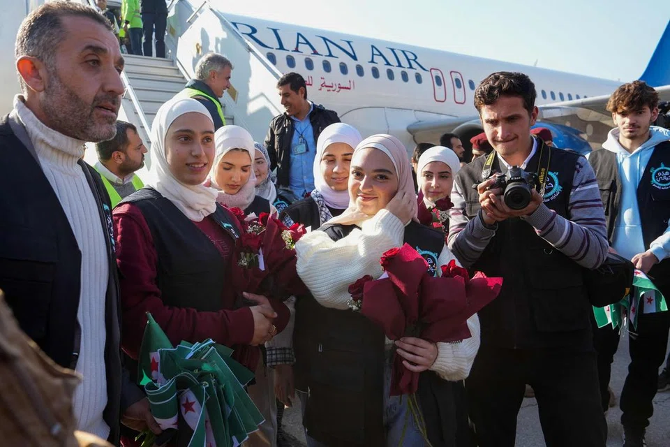 Penumpang turun dari pesawat Syrian Air yang tiba dari Damsyik, di lapangan terbang bandar utara Aleppo pada 18 Disember. Ini merupakan penerbangan pertama sejak kejatuhan mantan Presiden Syria, Encik Bashar al-Assad. Wartawan agensi berita, AFP, melaporkan bahawa penerbangan itu berlepas dari lapangan terbang Damsyik ke Aleppo dengan 32 penumpang, termasuk wartawan.