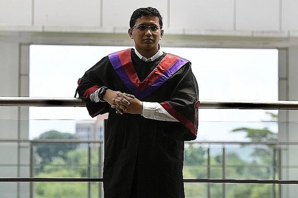 IMBANG KERJA DAN BELAJAR: Encik Hafiz berjaya menjadi lulusan terbaik dalam kohortnya dan diiktiraf sebagai Pemenang Pingat Emas Persekutuan Majikan Nasional Singapura (Snef). - Foto oleh DESMOND FOO
