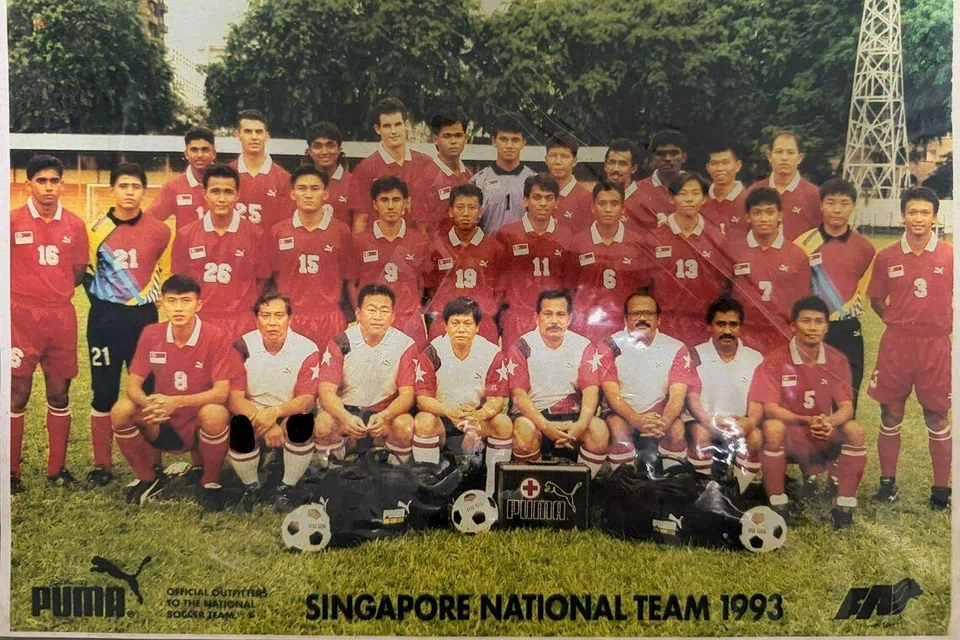 Allahyarham Khairullah Abdullah (duduk, dua dari kiri) merupakan antara tokoh utama yang melatih penjaga gol pasukan nasional dari sekitar 1988 hingga 1993. Antaranya, beliau membimbing penjaga gawang seperti David Lee, Bashir Khan, Abdul Malek dan Eswaramoorthy Pillay.