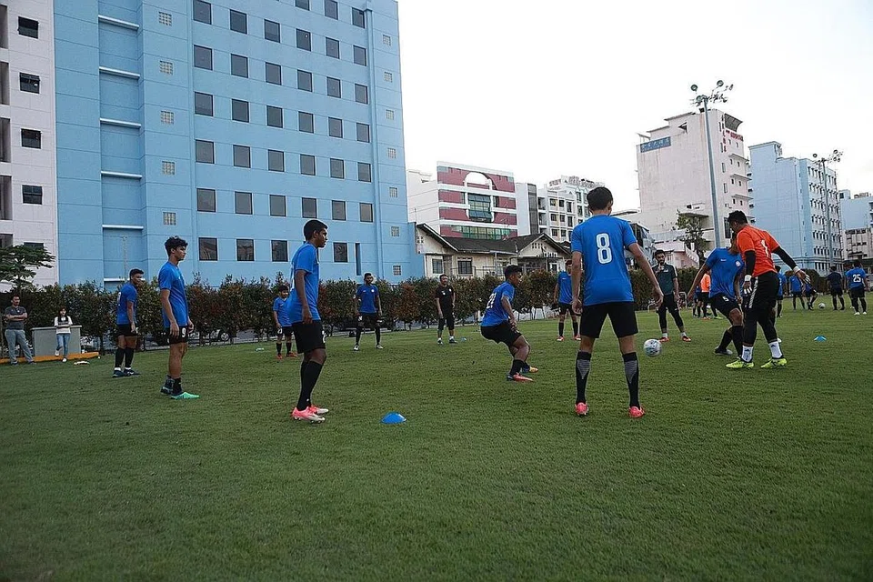SEMANGAT BERPASUKAN MENJULANG: Fandi (tengah, berbaju hitam) memimpin latihan pasukannya di padang Geylang minggu lalu dalam persiapan mereka menghadapi cabaran Trofi Hassanal Bolkiah. - Foto-foto BM oleh IQBAL FAIZAL