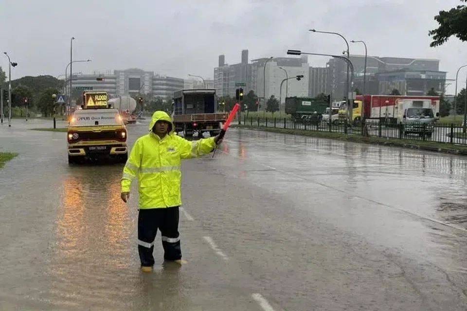 Menurut agensi air negara, PUB, pihaknya mengerahkan Pasukan Respons Pantas (QRT) bagi mengalihkan trafik dari lorong yang terjejas oleh banjir, serta membantu para pemandu dan penunggang motosikal.