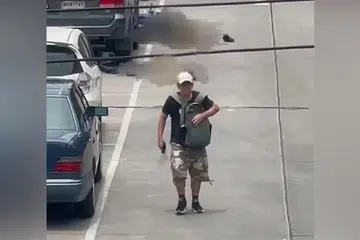 Enam terbunuh dan seorang lagi cedera dalam kejadian tembakan di Pasar Or Tor Kor dekat bazar Chatuchak di Bangkok, Thailand pada 28 Julai. Dalam rakaman video yang dikongsi polis, seorang suspek yang bertopi putih dengan beg galas yang disangkut di dadanya dipercayai membawa pistol dan dilihat berjalan melalui tempat letak kereta di pasar tersebut.