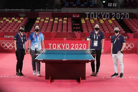 ORANG KUAT OLIMPIK: (Dari kiri) Tessa Cho, Kimberly Loh, Zena Sim dan Seet Cheng Howe merupakan sebahagian daripada pasukan yang mengendali kelancaran pertandingan tenis meja di Olimpik. - Foto ITTF