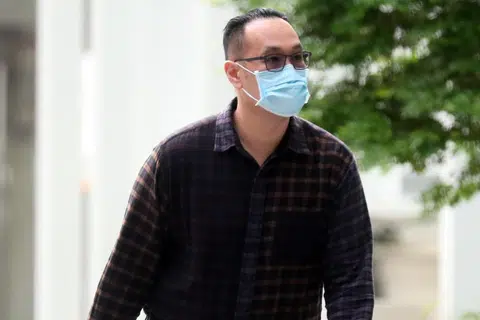 HADAPI HUKUMAN PENJARA DAN DIDENDA: Pereka hiasan dalaman bebas, Rex Zhang Jiahao, bukan hanya dipenjara lapan bulan bahkan turut dikerah membayar denda lebih $103,700 atas kesalahan rasuah.