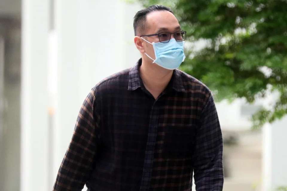 HADAPI HUKUMAN PENJARA DAN DIDENDA: Pereka hiasan dalaman bebas, Rex Zhang Jiahao, bukan hanya dipenjara lapan bulan bahkan turut dikerah membayar denda lebih $103,700 atas kesalahan rasuah.