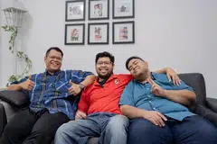 LEBIH AKTIF DAN SIHAT: Tiga beradik itu (dari kiri) Encik Zahrin Abdullah, Encik Saiful Bahri Sahri dan Encik Syamsul Azmi Sahri berjaya mengurangkan berat badan dengan banyak dan kini menikmati gaya hidup lebih aktif dan sihat setelah melalui pembedahan bariatrik.
