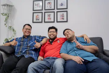 LEBIH AKTIF DAN SIHAT: Tiga beradik itu (dari kiri) Encik Zahrin Abdullah, Encik Saiful Bahri Sahri dan Encik Syamsul Azmi Sahri berjaya mengurangkan berat badan dengan banyak dan kini menikmati gaya hidup lebih aktif dan sihat setelah melalui pembedahan bariatrik.