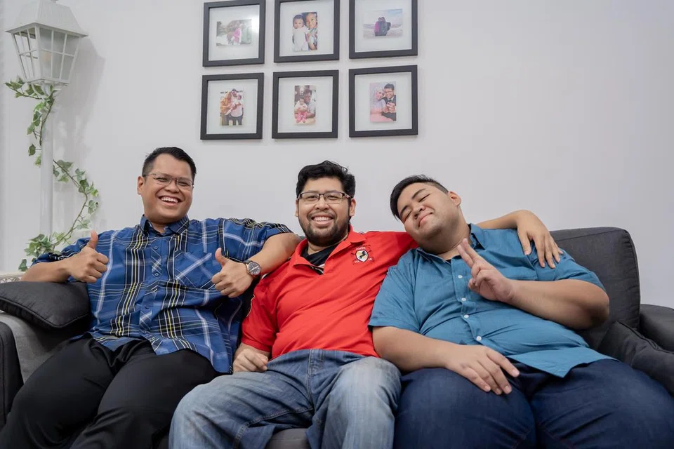 LEBIH AKTIF DAN SIHAT: Tiga beradik itu (dari kiri) Encik Zahrin Abdullah, Encik Saiful Bahri Sahri dan Encik Syamsul Azmi Sahri berjaya mengurangkan berat badan dengan banyak dan kini menikmati gaya hidup lebih aktif dan sihat setelah melalui pembedahan bariatrik.