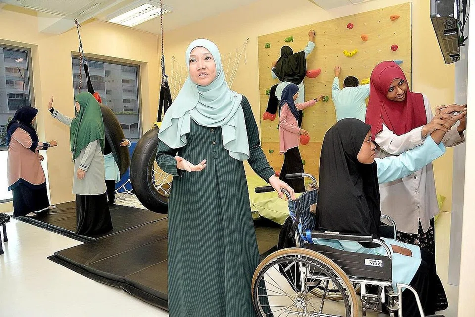 SEMANGAT WAJA: Cik Shirin Hamid, Cik Fatimah Mohsin dan Cik Faraliza Zainal (atas) disebut oleh Setiausaha Parlimen (Kesihatan) Rahayu Mahzam (GRC Jurong) dalam debat di Parlimen semalam. - Foto fail