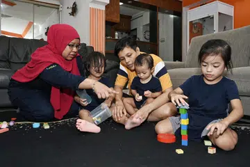 BERI BIMBINGAN: Pengamal program KidSTART, Cik Nur Hidayah Hashim (kiri), bergambar bersama peserta program, Cik Wahidah Ahmad, dan anak-anak Cik Wahidah. 