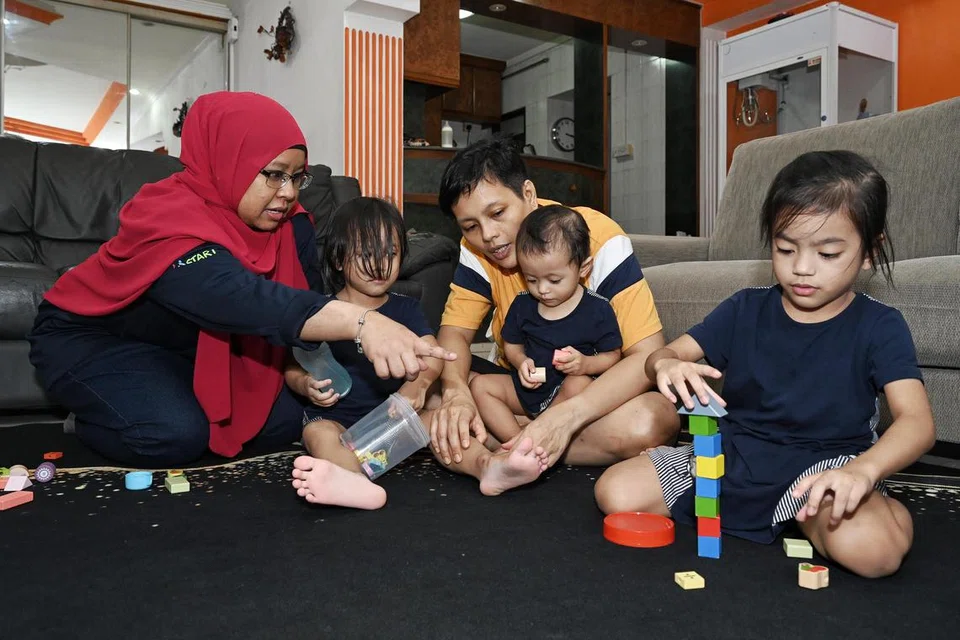 BERI BIMBINGAN: Pengamal program KidSTART, Cik Nur Hidayah Hashim (kiri), bergambar bersama peserta program, Cik Wahidah Ahmad, dan anak-anak Cik Wahidah. 