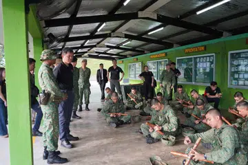 Menteri Pertahanan, Encik Chan Chun Sing (dua dari kiri), melawat anggota Angkatan Bersenjata Singapura (SAF) di Temburong, Brunei, pada 23 Ogos. 
