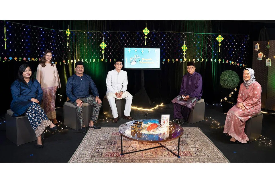 KRU JAGUH MEMASAK: (Dari kiri) Pengarah bersama, pengurus Operasi dan Acara WGS, Cik Zubaidah Lah; pengurus set, pengurus pembangunan dan pendekatan Cik Syafiqah Jawalistan; Penolong Pengarah Pembangunan Presint/Tugas Khas WGS, Encik Hajah Mohaideen Kamal Batcha; wartawan BH selaku pengarah dan penerbit Jaguh Memasak Harith Mustaffa; hos Husin Saaban dan hos serta wartawan BH Natasha Mustafa. - Foto WISMA GEYLANG SERAI