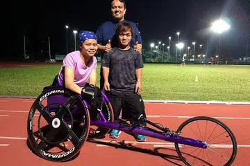 GHAIRAH AKSI DI RIO: Diroy (tengah) dan Norsilawati Sa'at ghairah mahu mengibarkan bendera negara di temasya Sukan Paralimpik Rio ini. Bersama dalam gambar ialah jurulatih mereka, Jaffa Mohamed Salleh. - Foto fail