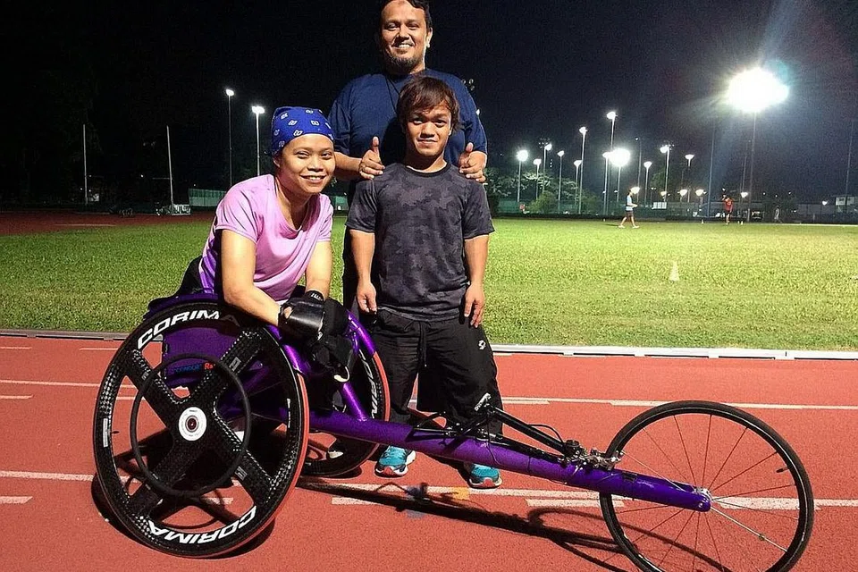 GHAIRAH AKSI DI RIO: Diroy (tengah) dan Norsilawati Sa'at ghairah mahu mengibarkan bendera negara di temasya Sukan Paralimpik Rio ini. Bersama dalam gambar ialah jurulatih mereka, Jaffa Mohamed Salleh. - Foto fail