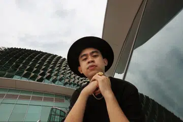RUANG KEMBALI AKTIF: Alif Abdullah (atas) yang mendahului senarai pencalonan dalam enam kategori menyanyikan sendiri lagu 'Buat Selamanya' setelah sekian lama fokus dengan tugas menggubah lagu orang lain. Lagu 'Iyalah' pula merupakan lagu pembawa rezeki Deffi yang sudah sedekad menyepikan diri daripada dunia hiburan. - Foto fail