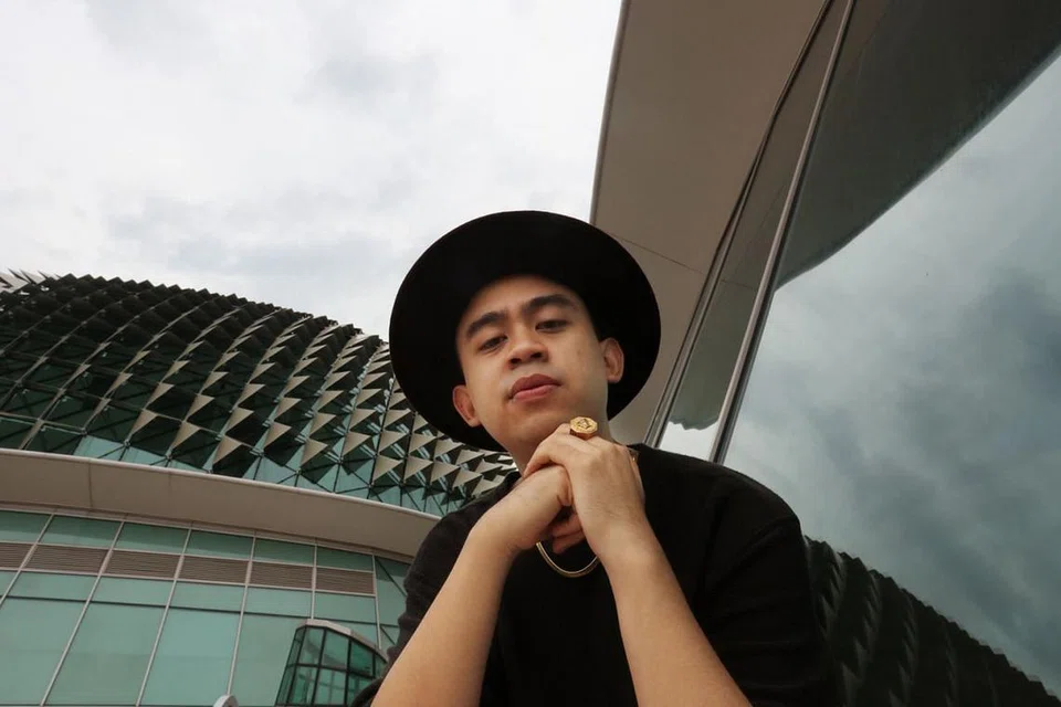 RUANG KEMBALI AKTIF: Alif Abdullah (atas) yang mendahului senarai pencalonan dalam enam kategori menyanyikan sendiri lagu 'Buat Selamanya' setelah sekian lama fokus dengan tugas menggubah lagu orang lain. Lagu 'Iyalah' pula merupakan lagu pembawa rezeki Deffi yang sudah sedekad menyepikan diri daripada dunia hiburan. - Foto fail