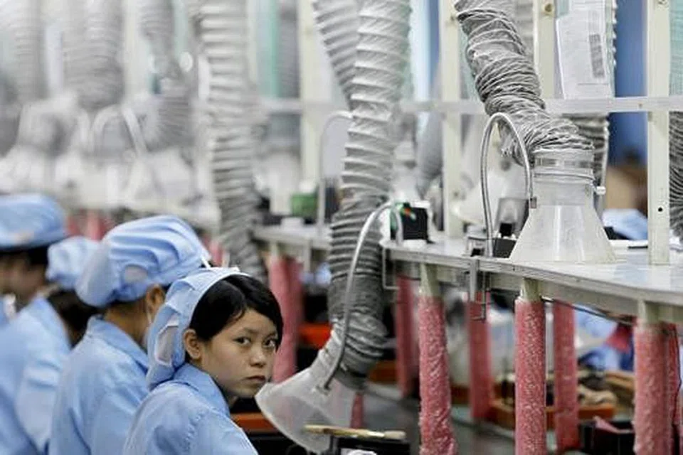 EKONOMI SEMAKIN LEMBAP: Pekerja di kilang Etron Electronic di Suzhou sedang sibuk menyiapkan tempahan. China kini dibelenggu kelemahan ekonomi, yang dibebani eksport yang lemah, lebihan kapasiti pengeluaran pengilangan, pasaran hartanah yang lembap dan paras hutang yang tinggi. - Foto REUTERS