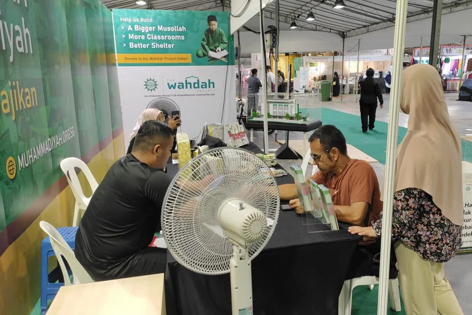 Kakitangan Persatuan Muhammadiyah sedia berkongsi tentang khidmat kebajikan, dakwah dan pendidikan persatuan di bazar Eco Harmony Fest 2024 di Bedok.