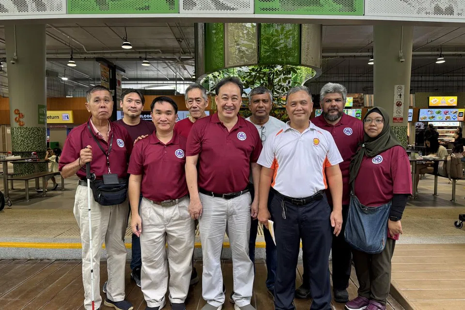 Setiausaha agung Perikatan Rakyat bagi Pembaharuan (PAR), Encik Lim Tean (lima dari kiri), memperkenalkan dua calon berpotensi bagi Kawasan Undi Perwakilan Berkumpulan (GRC) Jalan Besar iaitu, usahawan, Encik Mohamad Hamim Aliyas (tiga dari kanan); dan pengasas pusat kelas tambahan, Encik Chiu Shin Kong (tiga dari kiri); semasa lawatannya ke Pusat Penjaja Woodleigh pada 13 April bersama anggota PAR lain. 