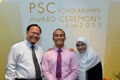 HARAPAN KELUARGA: Encik Syafiq (tengah) bersama ibu bapanya Cik Hartati, seorang naib pengetua, dan Encik Herman, seorang pengetua. - Foto-foto M.O. SALLEH