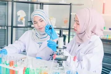 Persenyawaan in vitro (IVF) dapat membantu wanita yang sukar hamil. IVF membabitkan proses merangsang telur untuk membesar, mengeluarkan telur dari wanita dan melakukan persenyawaan telur serta sperma dalam persekitaran sesuai.