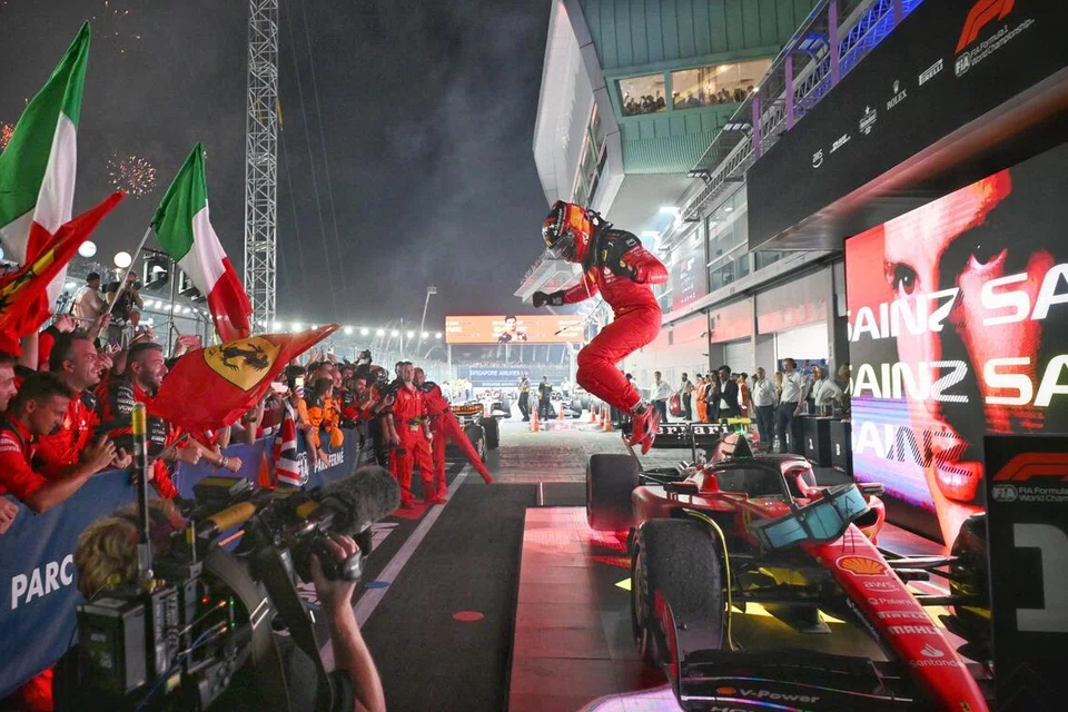 Pelumba Ferrari, Carlos Sainz, meraikan kemenangan penuh mendebarkan di Grand Prix Singapura pada 2023 selepas menahan tekanan sengit daripada Lando Norris dan Lewis Hamilton hingga ke garisan penamat.
