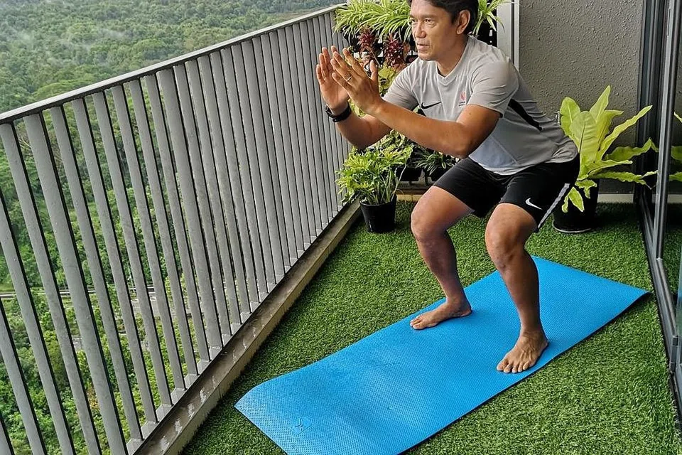 KEKALKAN KECERGASAN: Encik Shahrin menunjukkan antara latihan senaman yang beliau lakukan bersama pemainnya dengan menggunakan aplikasi seperti Zoom. - Foto ihsan SHAHRIN SHARI