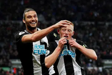 DURI DALAM DAGING: Matthew Longstaff (depan) menyambut gembira jaringannya ke atas Manchester United bersama rakan sepasukan Andrew Carroll. - Foto Reuters
