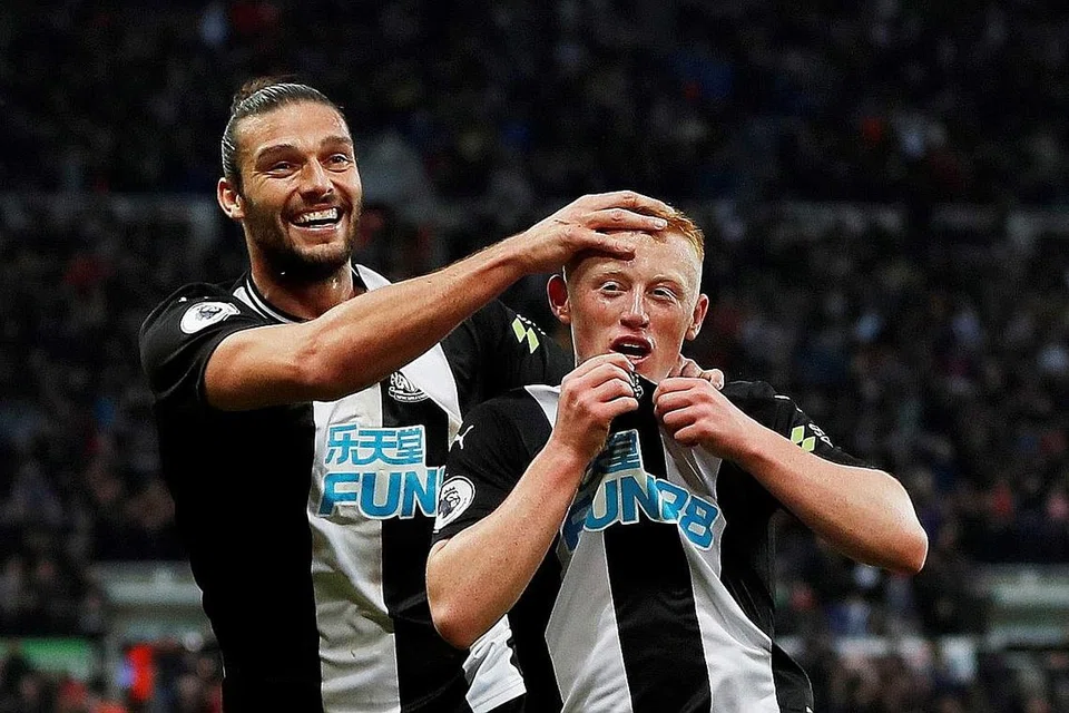 DURI DALAM DAGING: Matthew Longstaff (depan) menyambut gembira jaringannya ke atas Manchester United bersama rakan sepasukan Andrew Carroll. - Foto Reuters