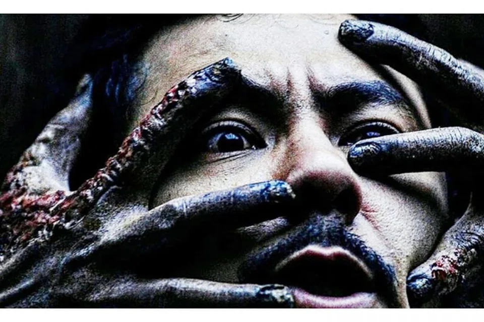 KUASA JAHAT: Antara adegan seram dalam filem Munafik 2, kemunculan kuasa jahat yang menyerang watak utama, Ustaz Adam, lakonan Syamsul Yusof.- Foto SKOP PRODUCTIONS