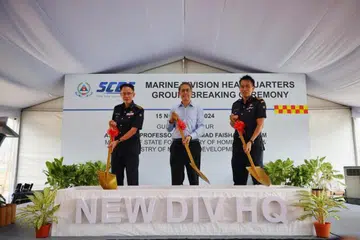 Menteri Negara (Ehwal Dalam Negeri merangkap Pembangunan Negara), Profesor Madya Dr Muhammad Faishal Ibrahim (tengah); Pesuruhjaya Pasukan Pertahanan Awam Singapura (SCDF), Encik Eric Yap (kiri); dan Komander Divisyen bagi Divisyen Marin, Encik Ryan Ong, di majlis pecah tanah pada 15 November bagi melancarkan pembinaan Ibu Pejabat Divisyen Marin SCDF baru, berdekatan Balai Bomba Marin Brani.