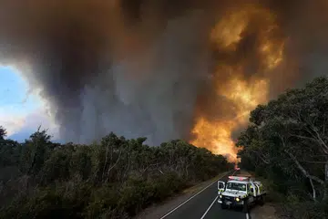 Pegawai keselamatan bergelut untuk mengawal kebakaran belukar seluas Singapura di Taman Negara Grampians, di Victoria, timur Australia, pada 27 Disember.